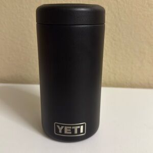 Like new Yeti 16oz can koozie *black